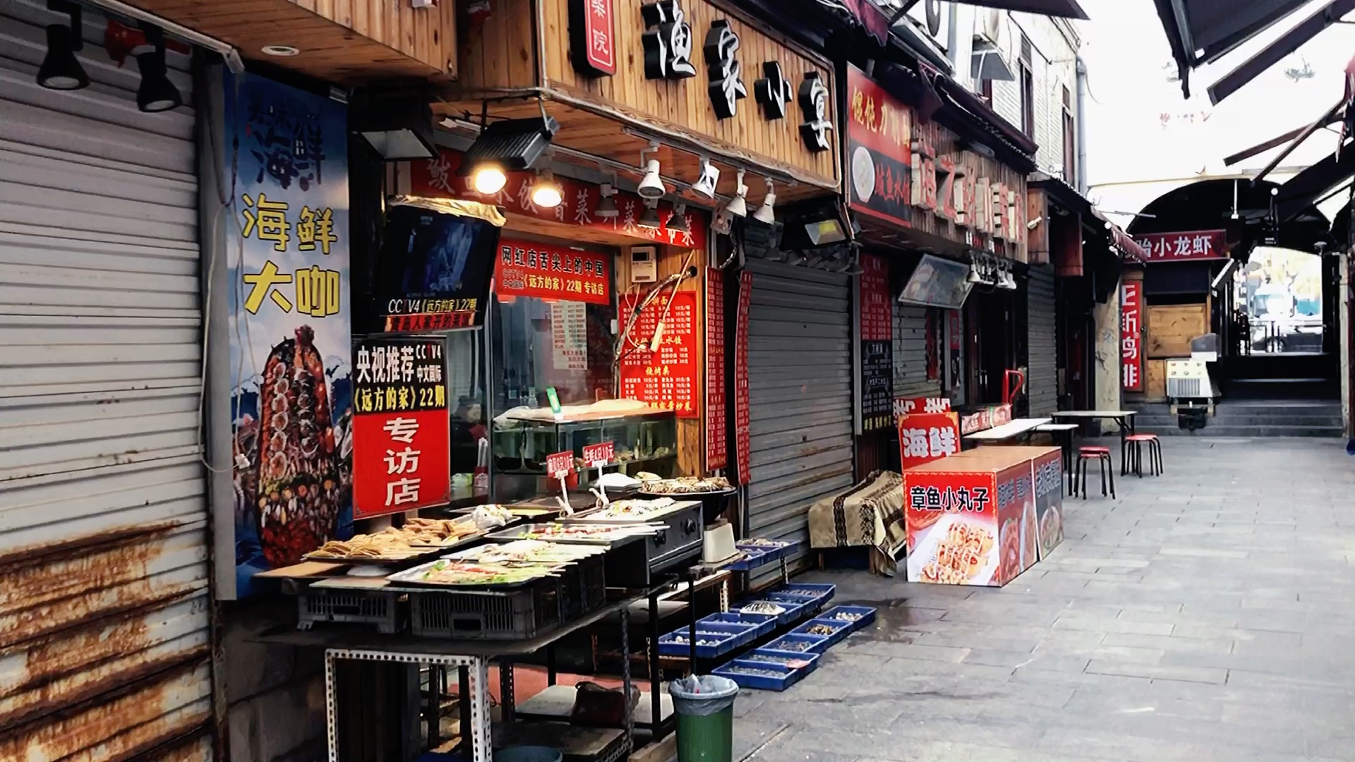 曾经的中国十大著名小吃街之一,如今街上空无一人