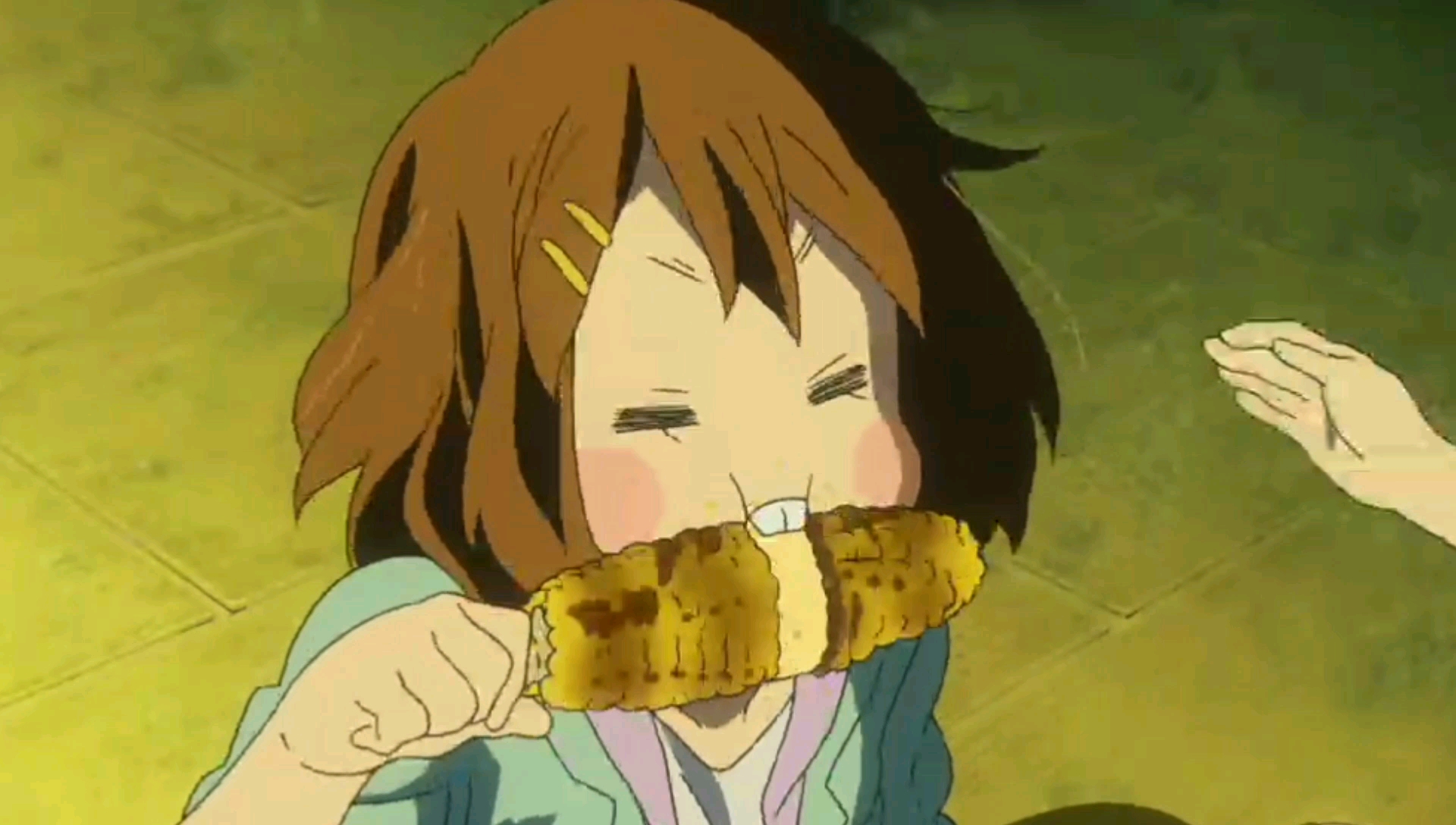 轻音少女仓鼠唯只是在啃玉米