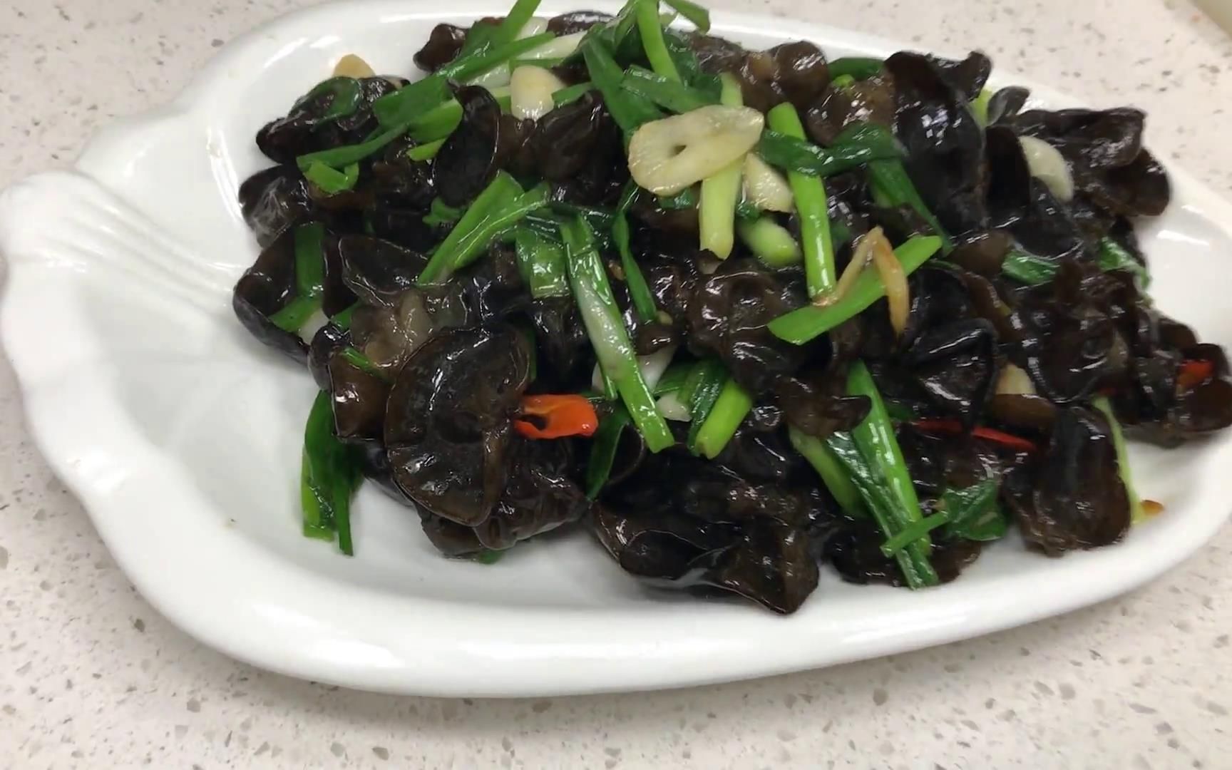 香葱炒木耳:1把木耳,1把香葱,大厨教你"葱烧木耳"的做法,比吃海参还