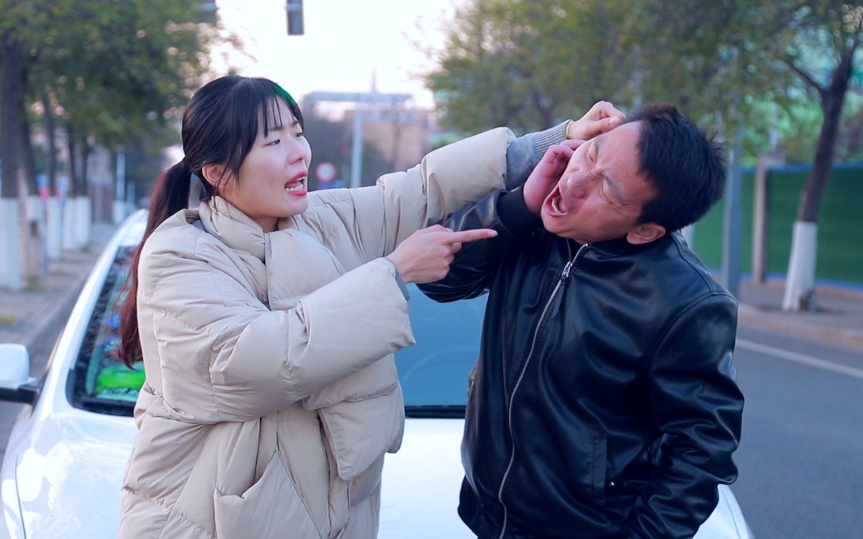 这妻子太厉害了,丈夫想去打麻将,被妻子教育的服服帖帖的,人才