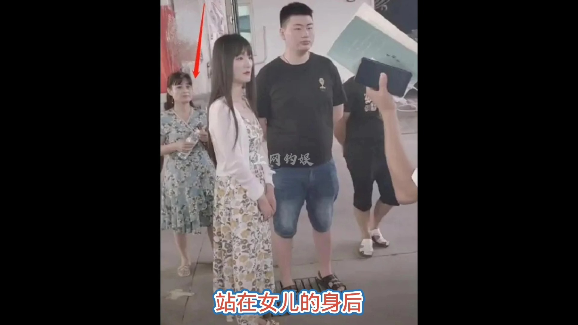 大衣哥儿媳妇到达河南灾区,亲家母装扮精致,灾区乡长亲切接见