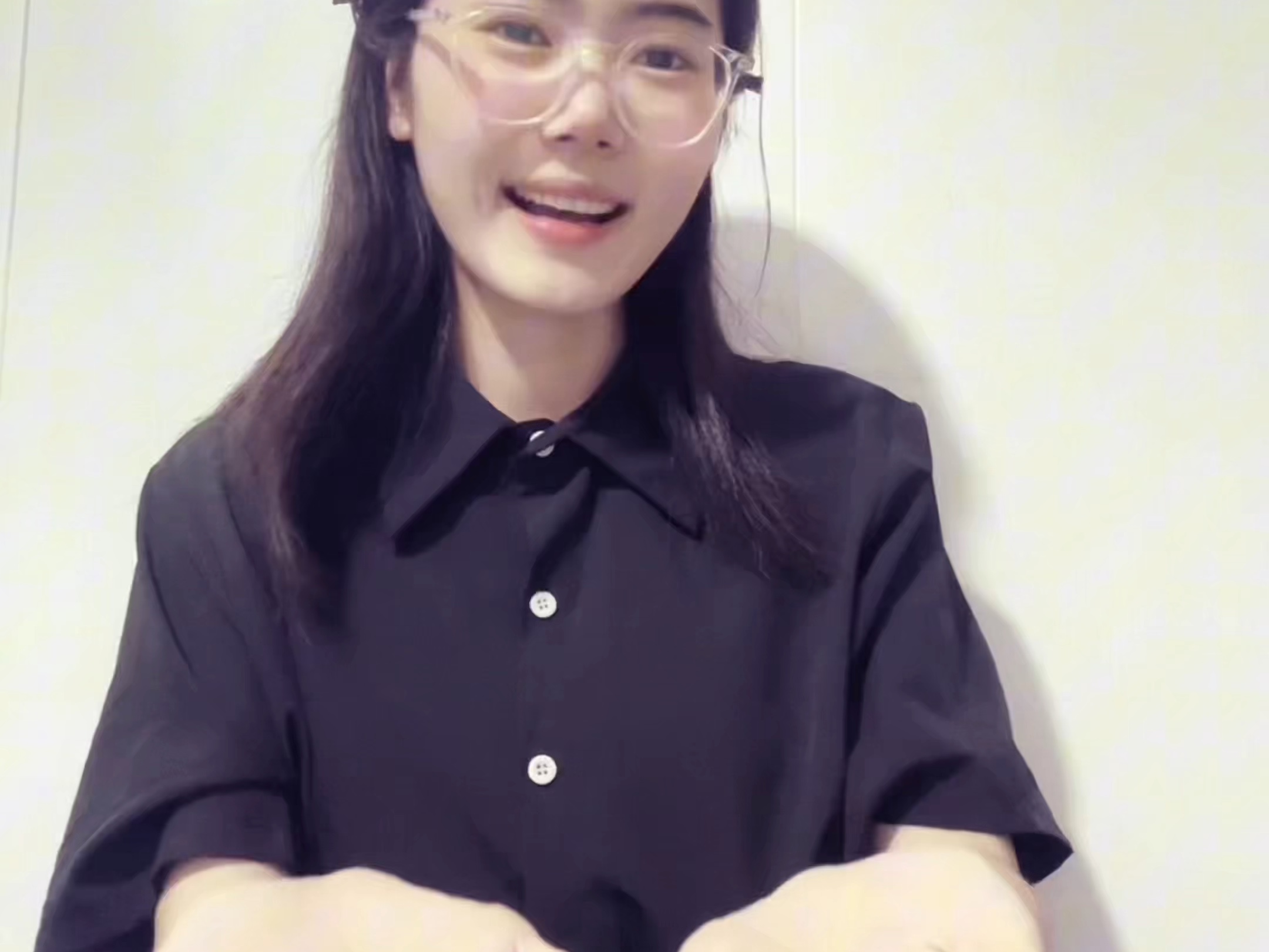 【黑裙少女】眼镜女孩的神秘手势,你想知道她在做什么吗?