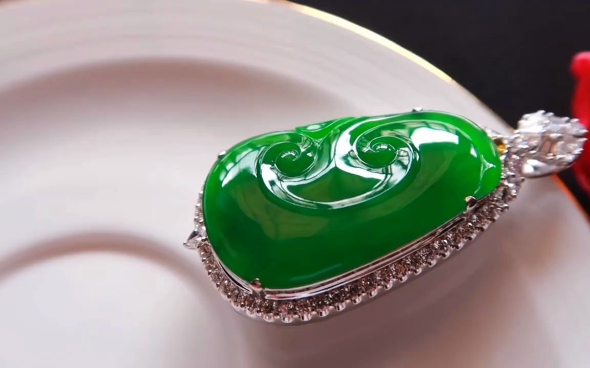 冰种浓阳绿如意挂件 浓艳翠色天然翡翠吊坠