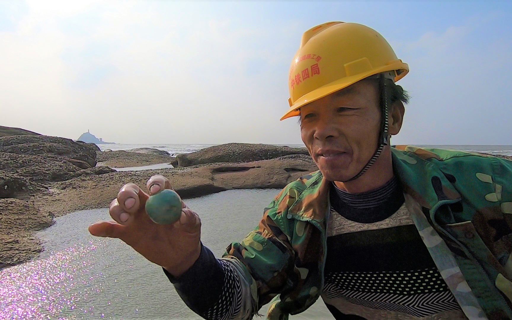 来叔赶海抓到不少货,偶然发现这颗宝贝"龙珠",高兴的合不拢嘴