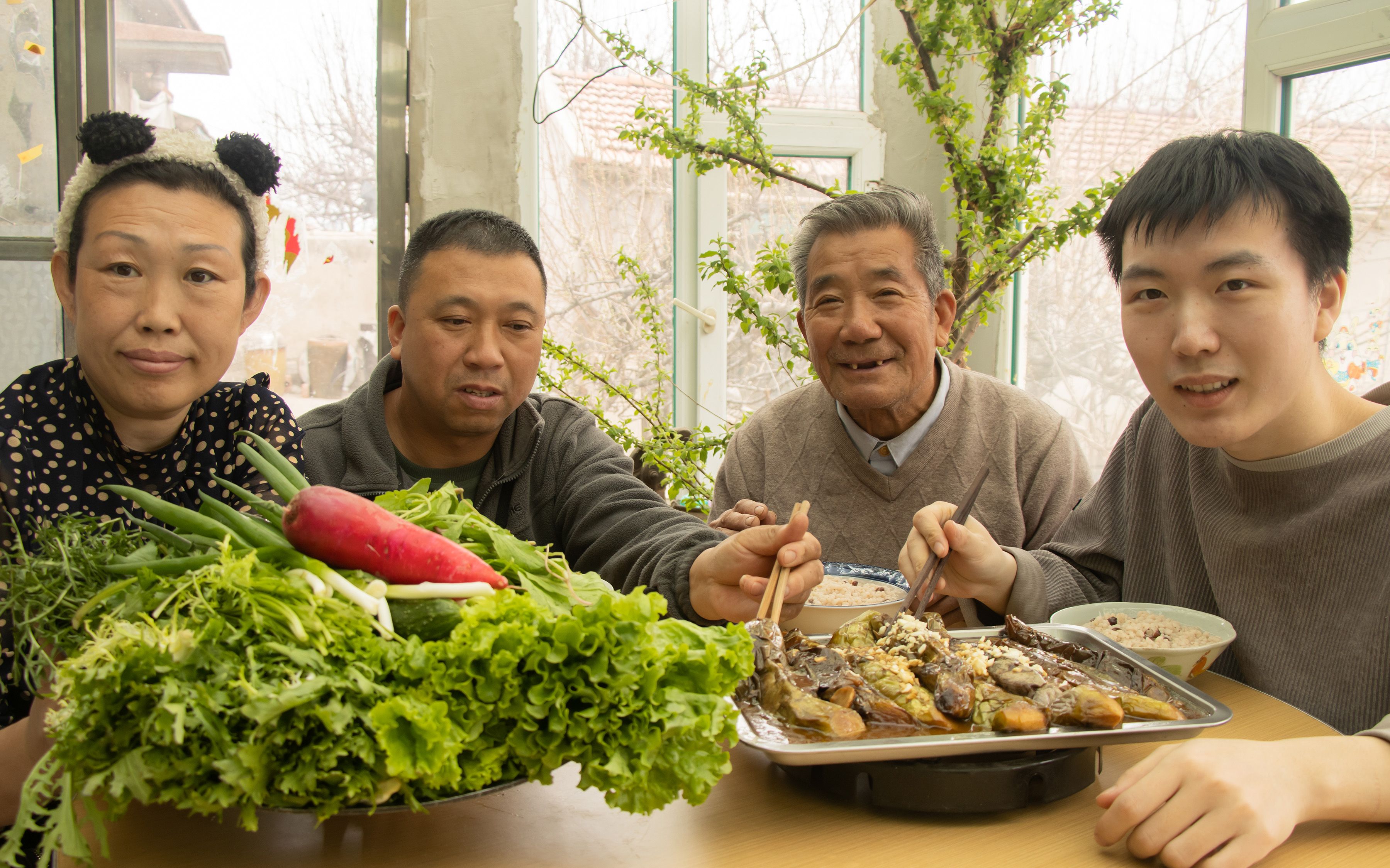 东北蘸酱菜,会成炸茄子酱,烀高粱米豆饭,原汁原味的农家菜真香