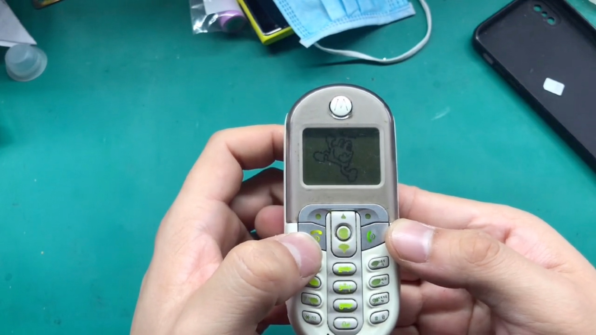 摩托罗拉c201 十七年前的手机!插卡依旧能打电话!爷青回!t9键盘小手机