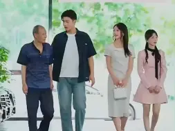 Télécharger la video: 带着农民工爸妈见女朋友的家人，却被女朋友一家嫌弃！