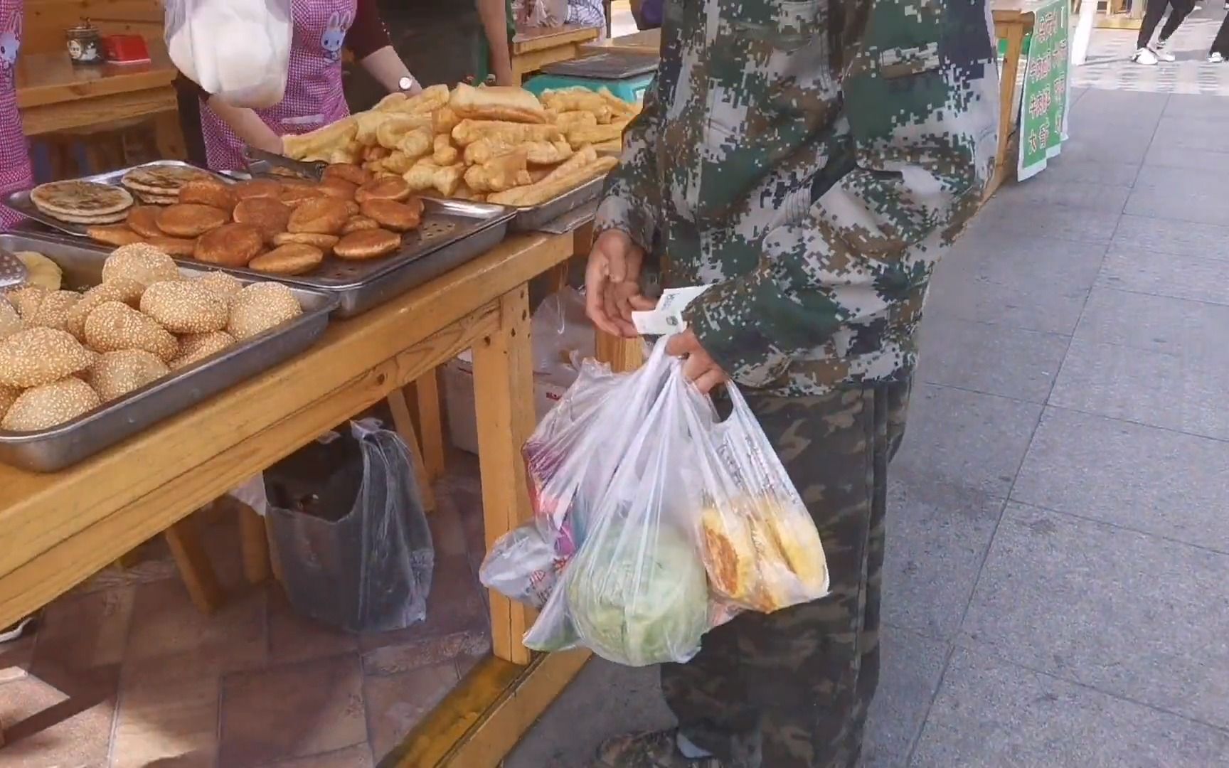 [图]一个20多平方的小店六个人在忙，生意兴隆！