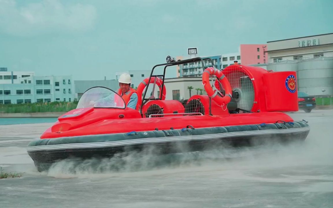 水陆两栖全垫升气垫船,具备悬停与倒退功能