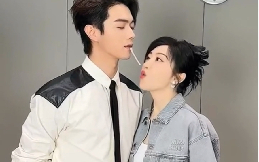 许凯景甜下意识亲昵