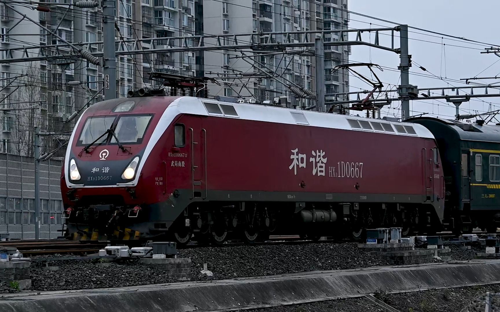 【铁路】和谐电1d-0667牵引到达的t125(东莞东-成都西)空车底开0t125