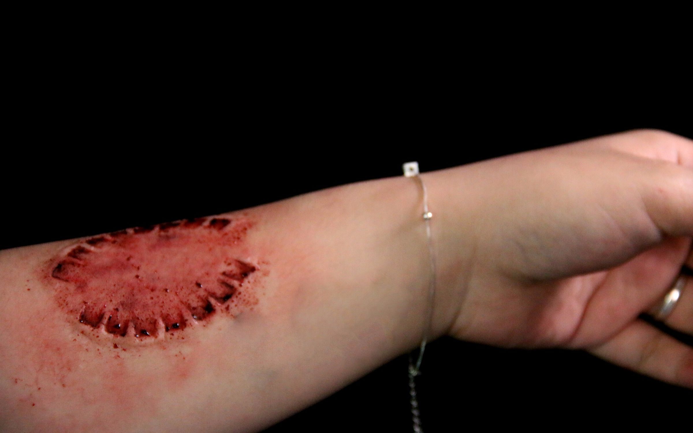 影视化妆师为你揭秘电影中的咬伤是如何,这个血浆好像