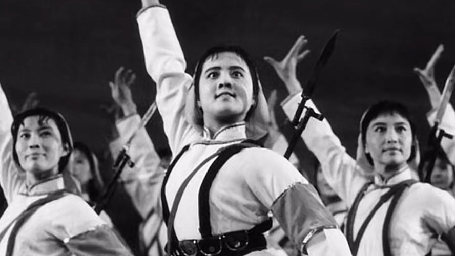 中华儿女多奇志,不爱红装爱武装!