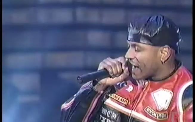 [图]LL Cool J - Mama Said Knock You Out & Hey Lover Live American Music Awards 1996