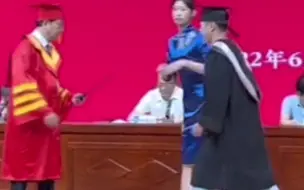 Скачать видео: 社牛！毕业典礼上 学生一把抱起校长！网友：校长“惊吓”之余还不忘拨穗~