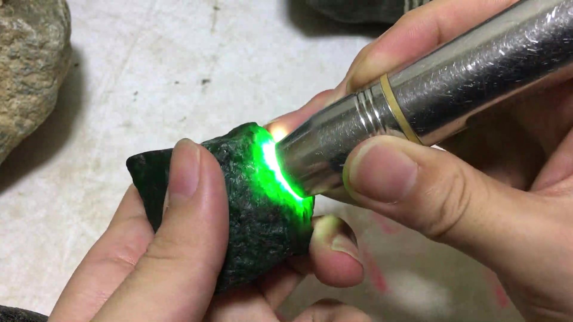 300一块的缅甸翡翠原石玉石却被人开出高冰帝王绿!多利多批发