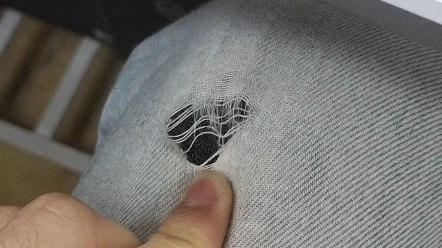 今天下雨跑去上课把我裤子崩开线了