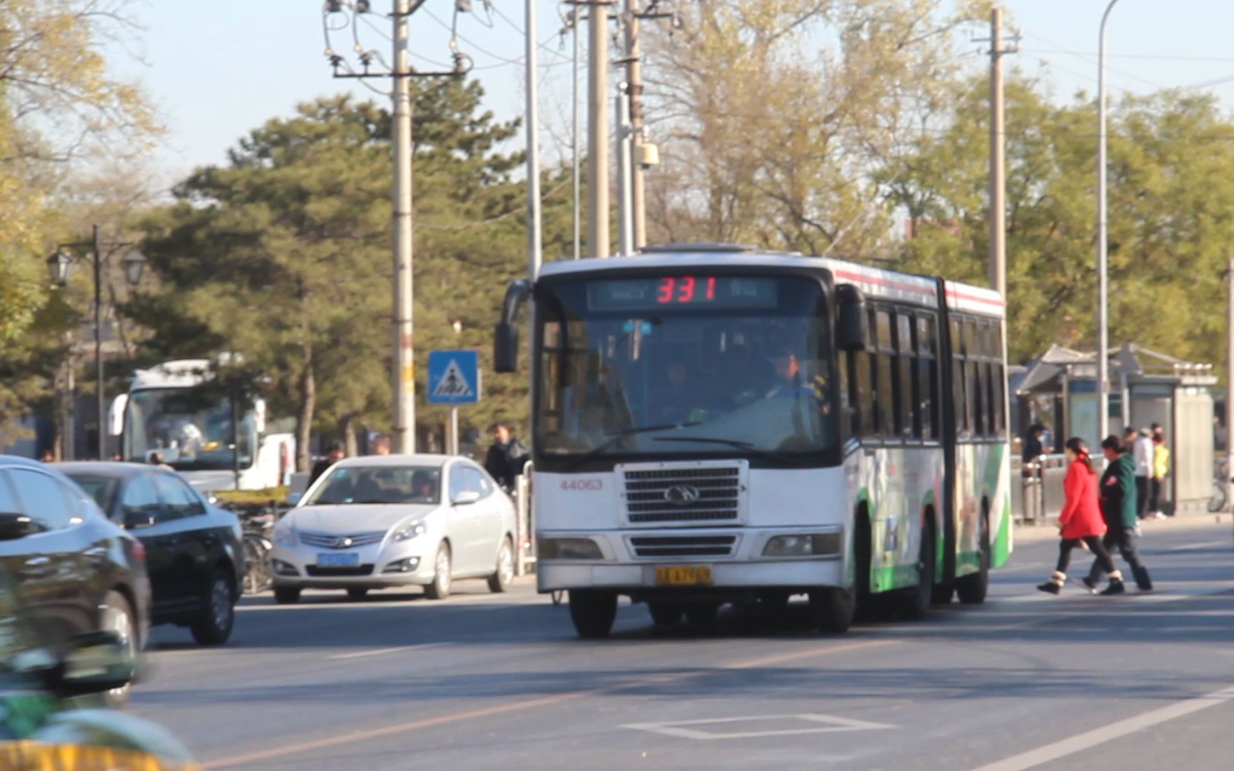 331路京华巡洋舰44063圆明园南门通过,重生的小巡
