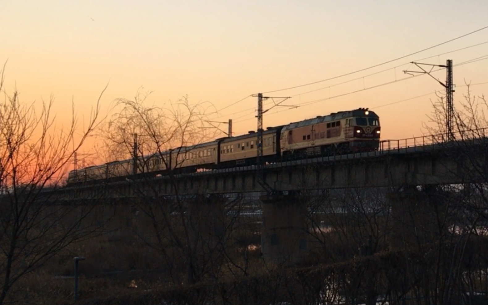 【沈山线】隔日开行的魏塔小票车4255次叶柏寿至锦州通过凌河大桥