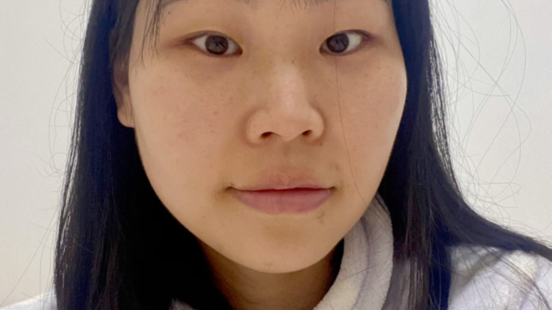 没啥必要和素颜和解,反正吧就一普通人 也不咋化妆,也不指望别人说是