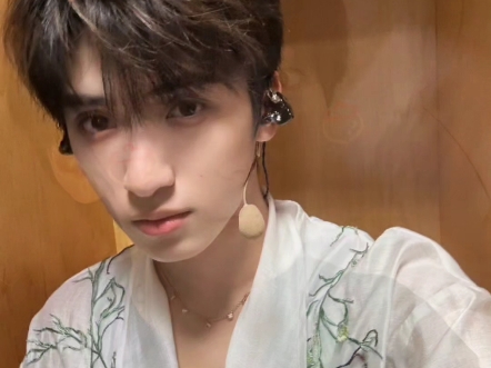 【严浩翔自拍向】宝宝的统一角度和动作