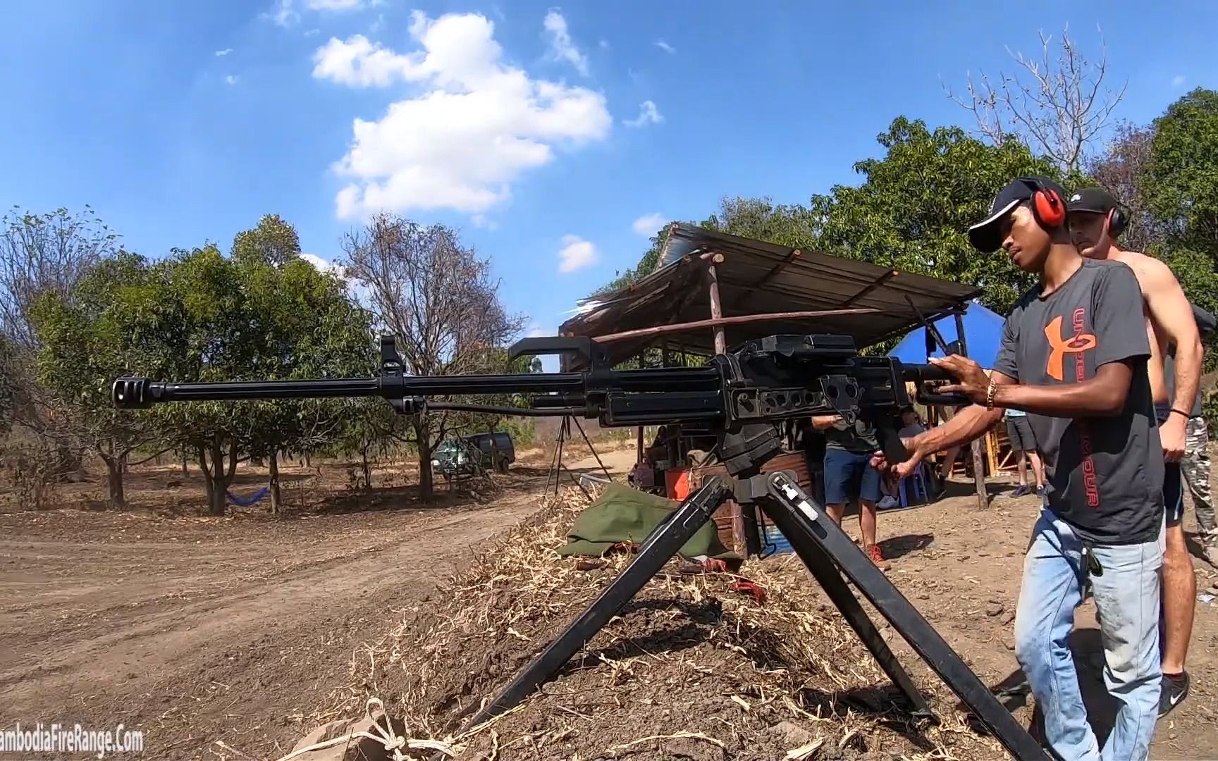 在柬埔寨户外靶场 射击ak系枪械与国产w85重机枪及其他枪械