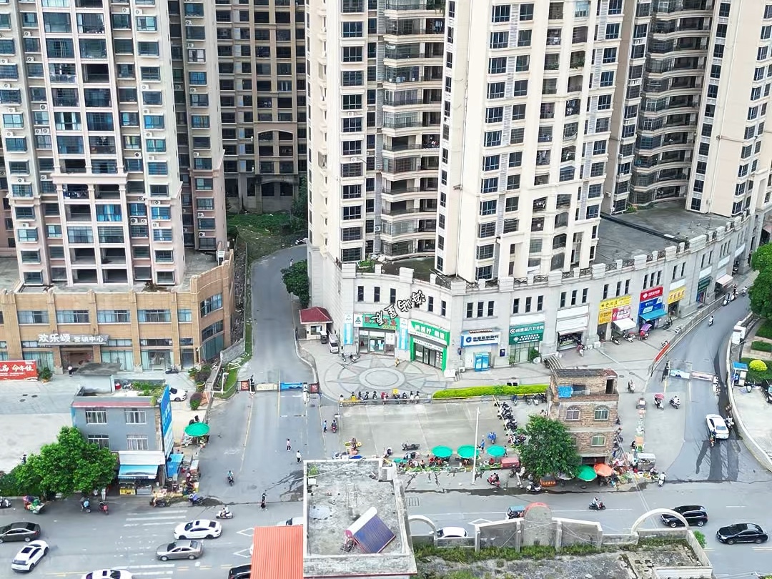 广西最聪明的两兄弟,宁愿自己做生意也要拒绝几百万加一套房赔偿,如果是你会拆吗?#钉子户 #拆迁补偿#广西最牛钉子户