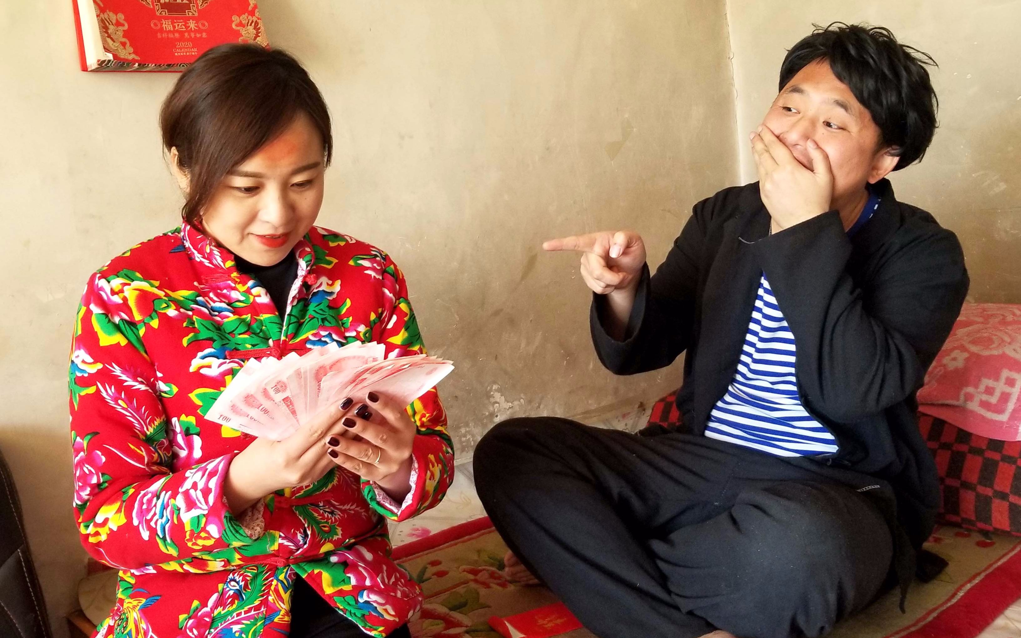 老公发工资在媳妇面前炫耀,给钱的方式也太独特了,看完不得不服_哔哩