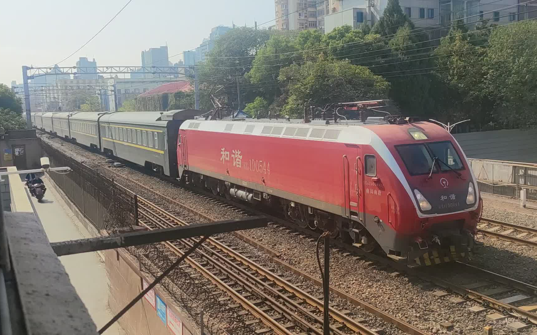 南局南段hxd1d 0544牵引z386次加速通过南昌二场3道