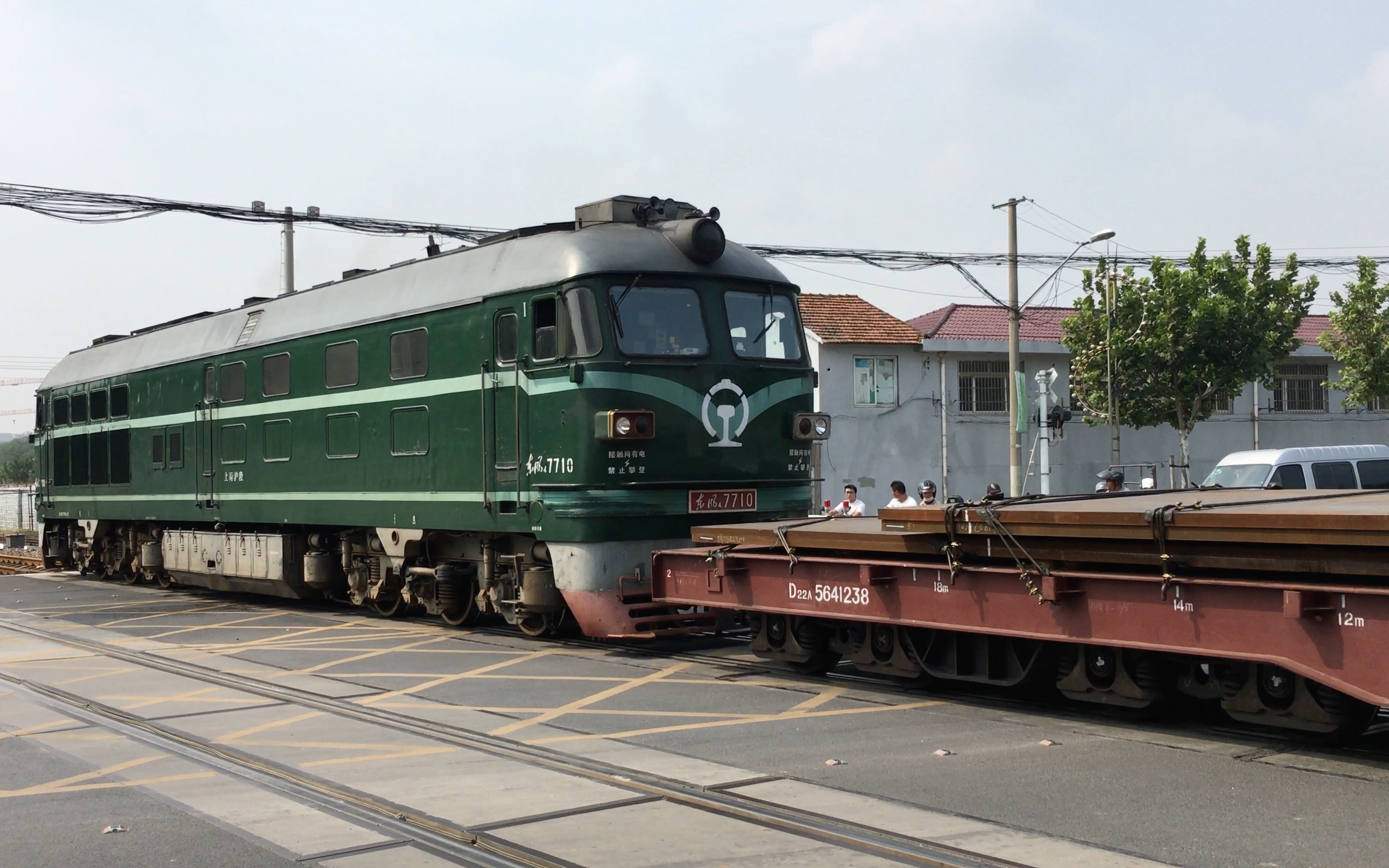 【震撼】中铁特货超重超限d22a八轴长大平车通过道口!