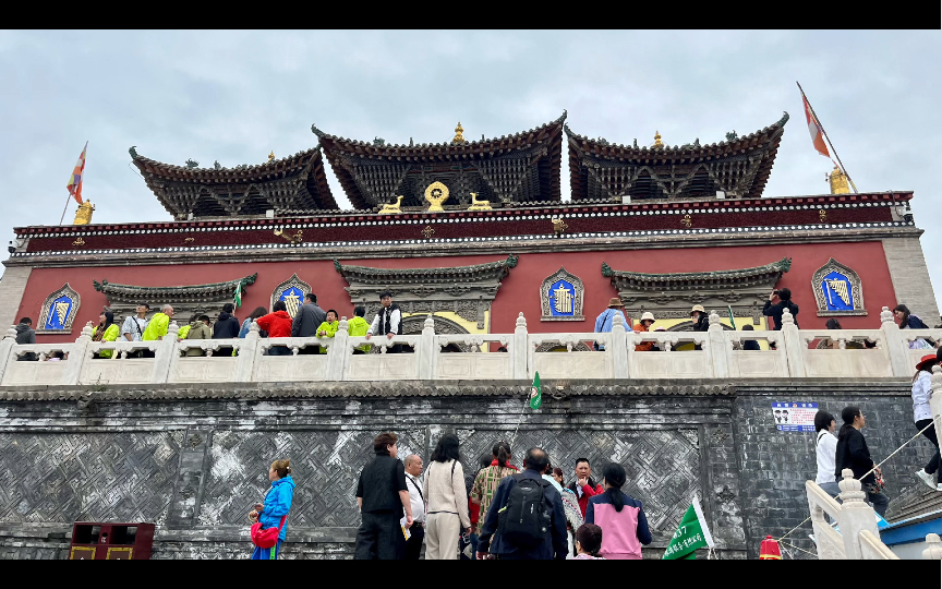 塔尔寺又名塔儿寺,地处青海省省会西宁市湟中区城区,藏语称为"衮本贤