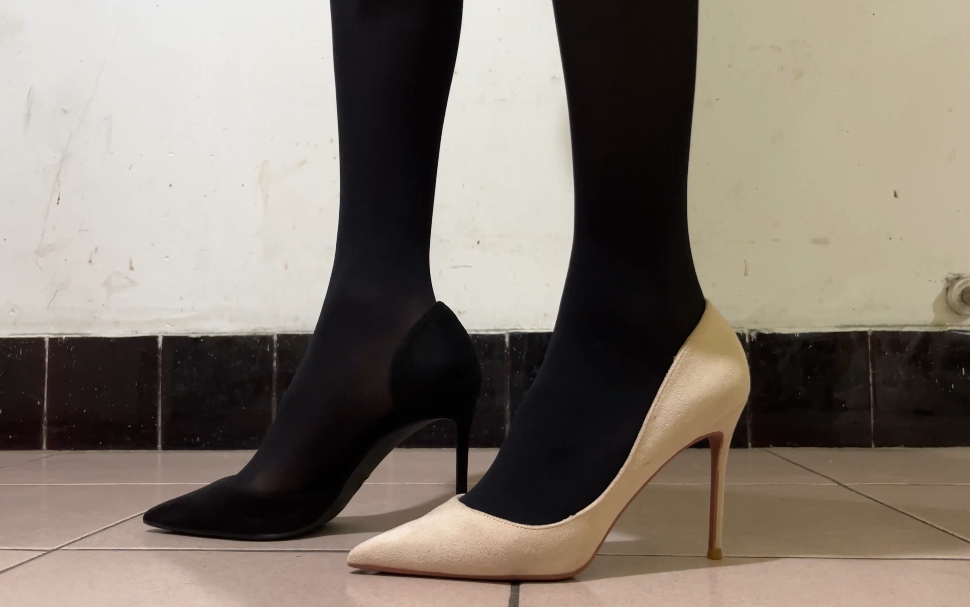 双色10cm超浅口侧空绒面高跟鞋,搭配不同袜子穿搭.