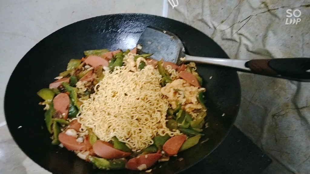 青椒火腿肠煮泡面