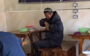 Tải video: #关爱老人 70岁了还在工地打工，一天挣一百二三十块钱，在城市早就退休了