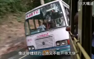 Скачать видео: 印度大客车司机，不超车咽不下这口气，驾驶证有100分都不够扣