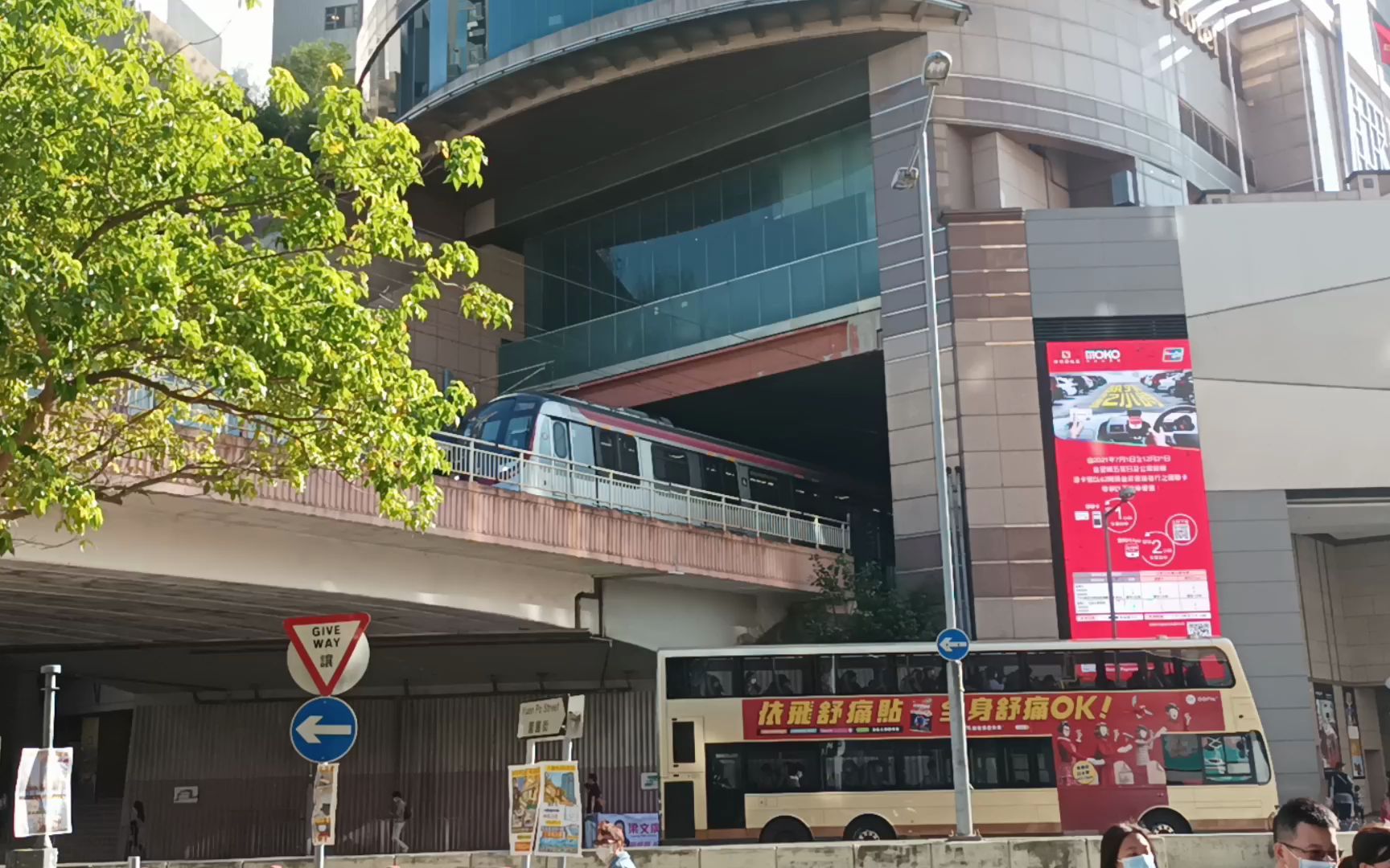 【东铁线】一列往上水的9卡泡菜出旺角东站 (位置:旺角花墟)