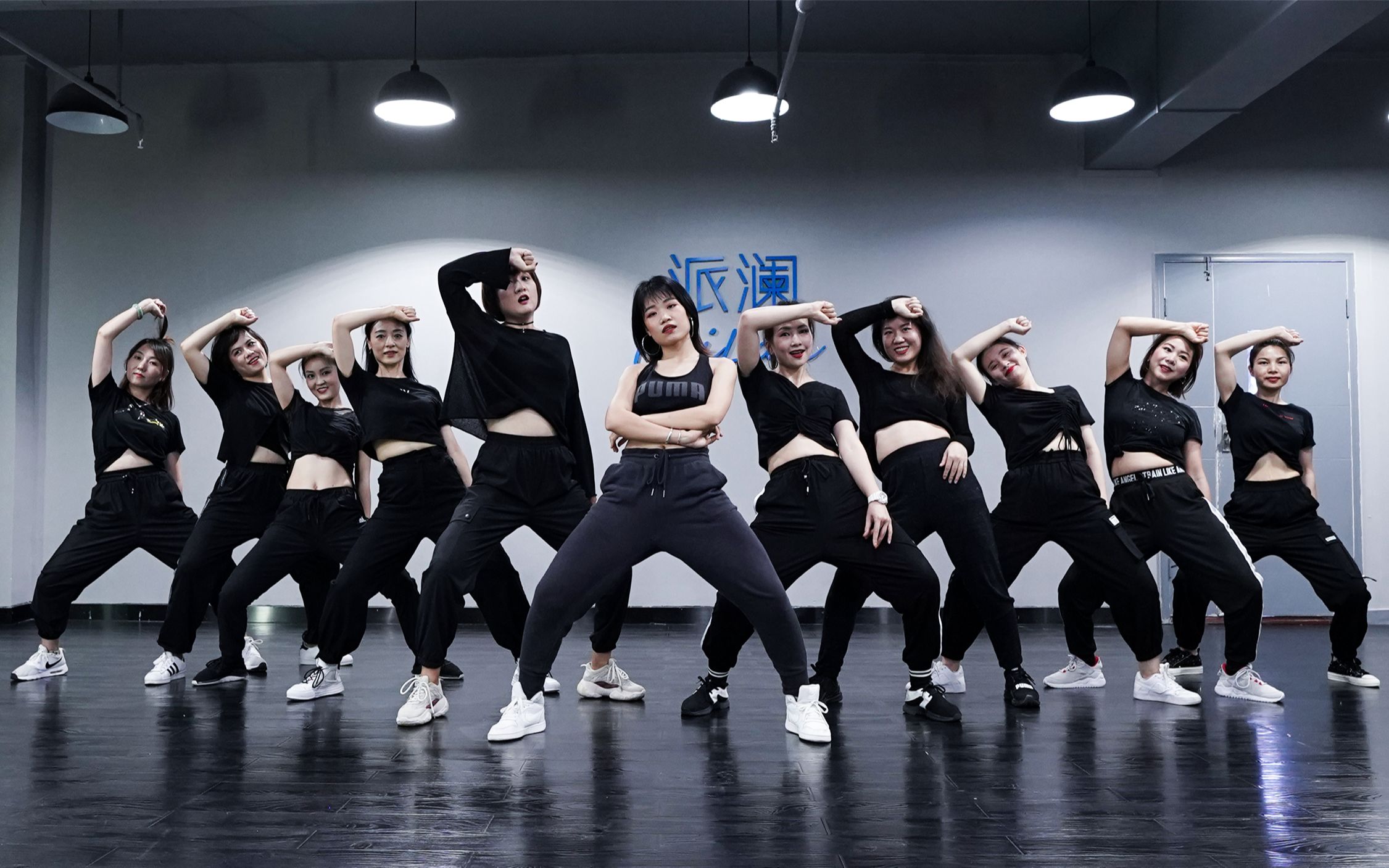 派澜舞蹈舞蹈室里翻跳最近很火的舞蹈破风c位小姐姐燃爆了帅气