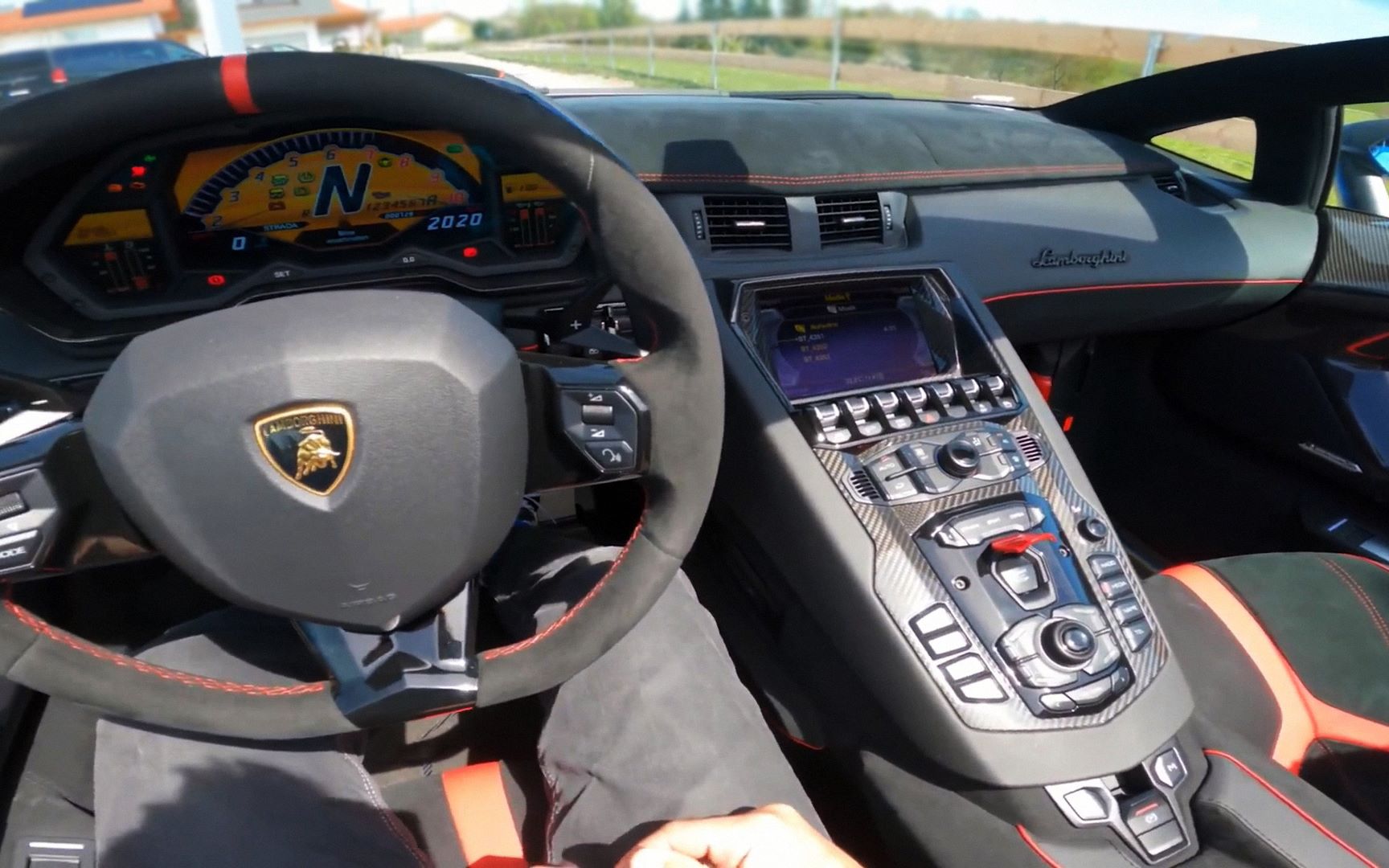 狂奔308km/h:兰博基尼aventador sv roadster第一视角_哔哩哔哩_bili