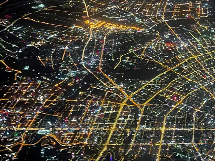 在飞机上看成都城市夜景灯光