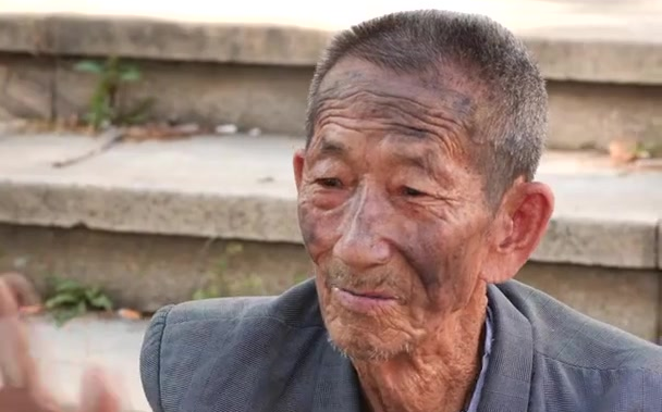 一位93岁的老爷爷在路边卖菜,被人欺负委屈的眼泪都快掉下来,让人气愤