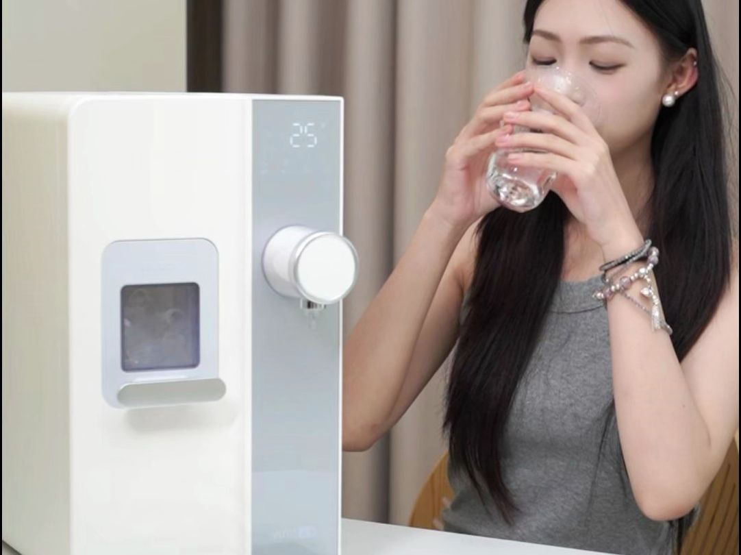 成年人的饮水机的饮水机不做选择,冰块,冰水,热水我全都要