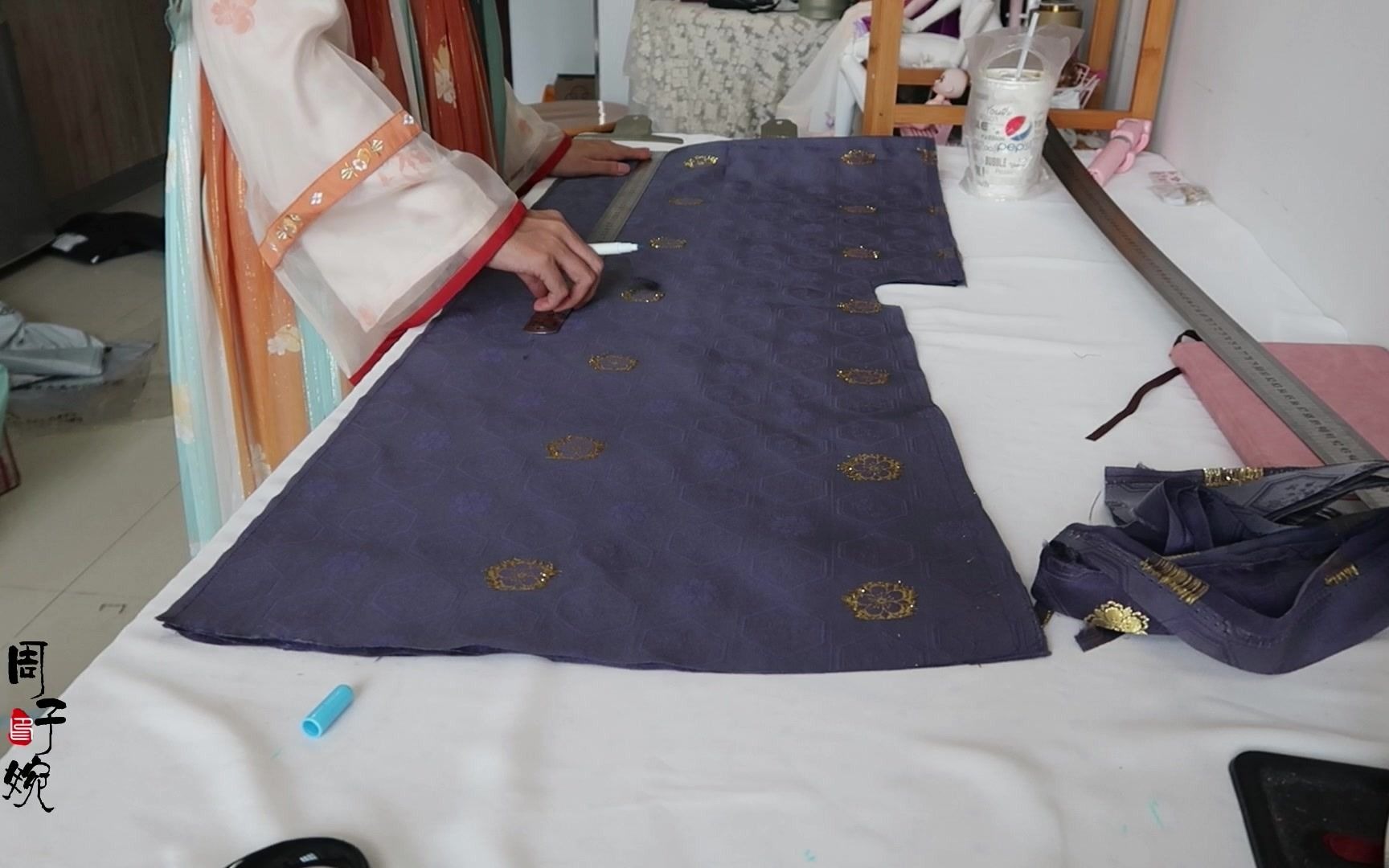 【婉婉】长干寺半袖的裁剪缝纫制作过程,汉服制作_哔哩哔哩_bilibili