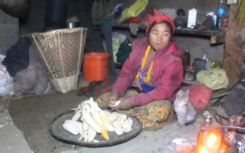 [图]儿子帮妈妈做饭，今天家里来客人了，翠花做饭以后脱粒玉米