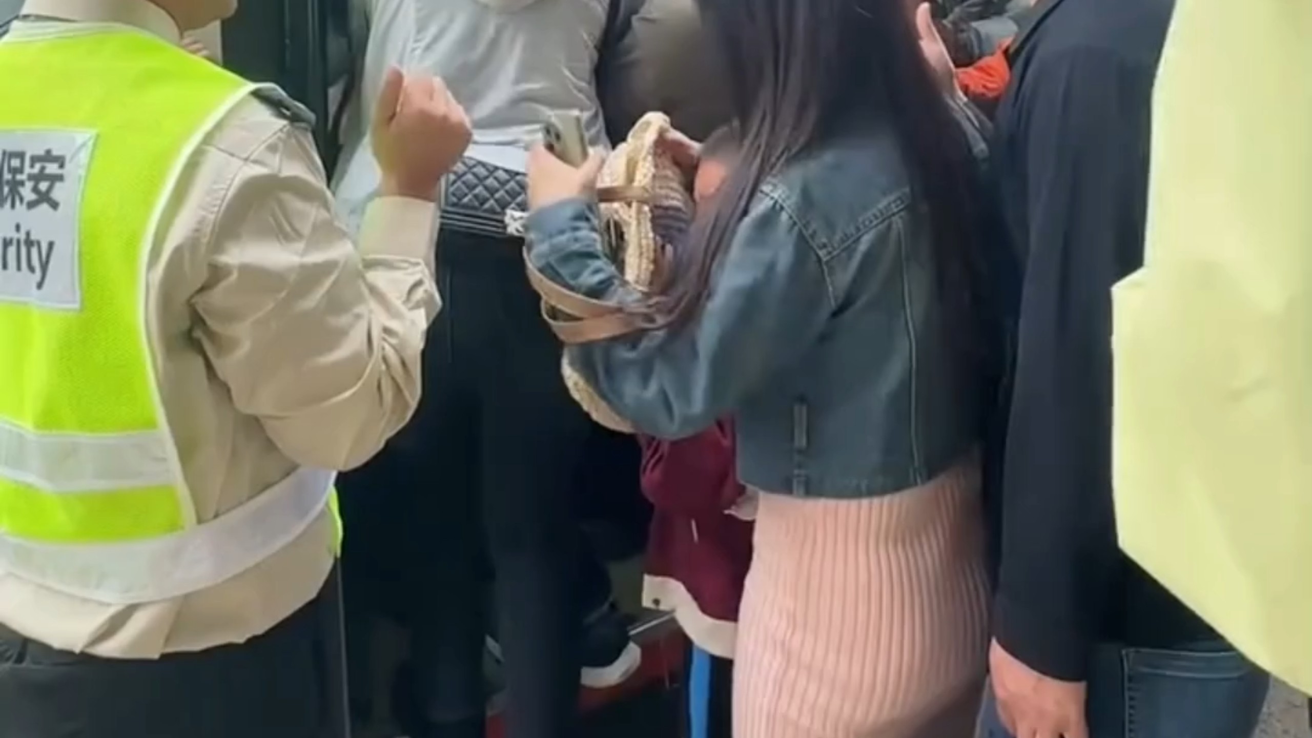 这公交太挤人了
