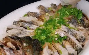 Descargar video: 肉饼清蒸鲈鱼！前槽肉结合也是很美味的！