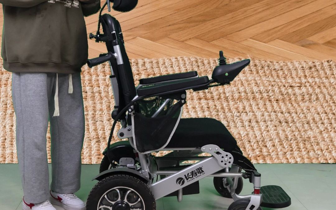 折叠展开都方便的电动轮椅车