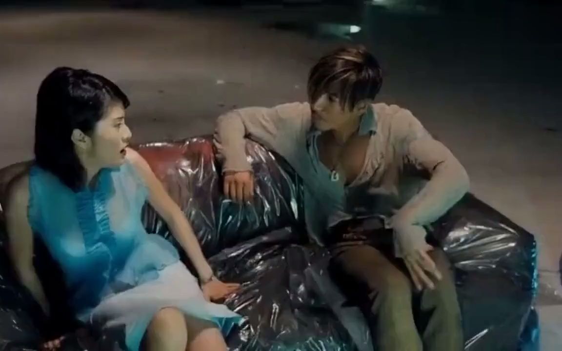 乌鸦拉方婷拍大片,沙发铺塑料膜一看就是专业的