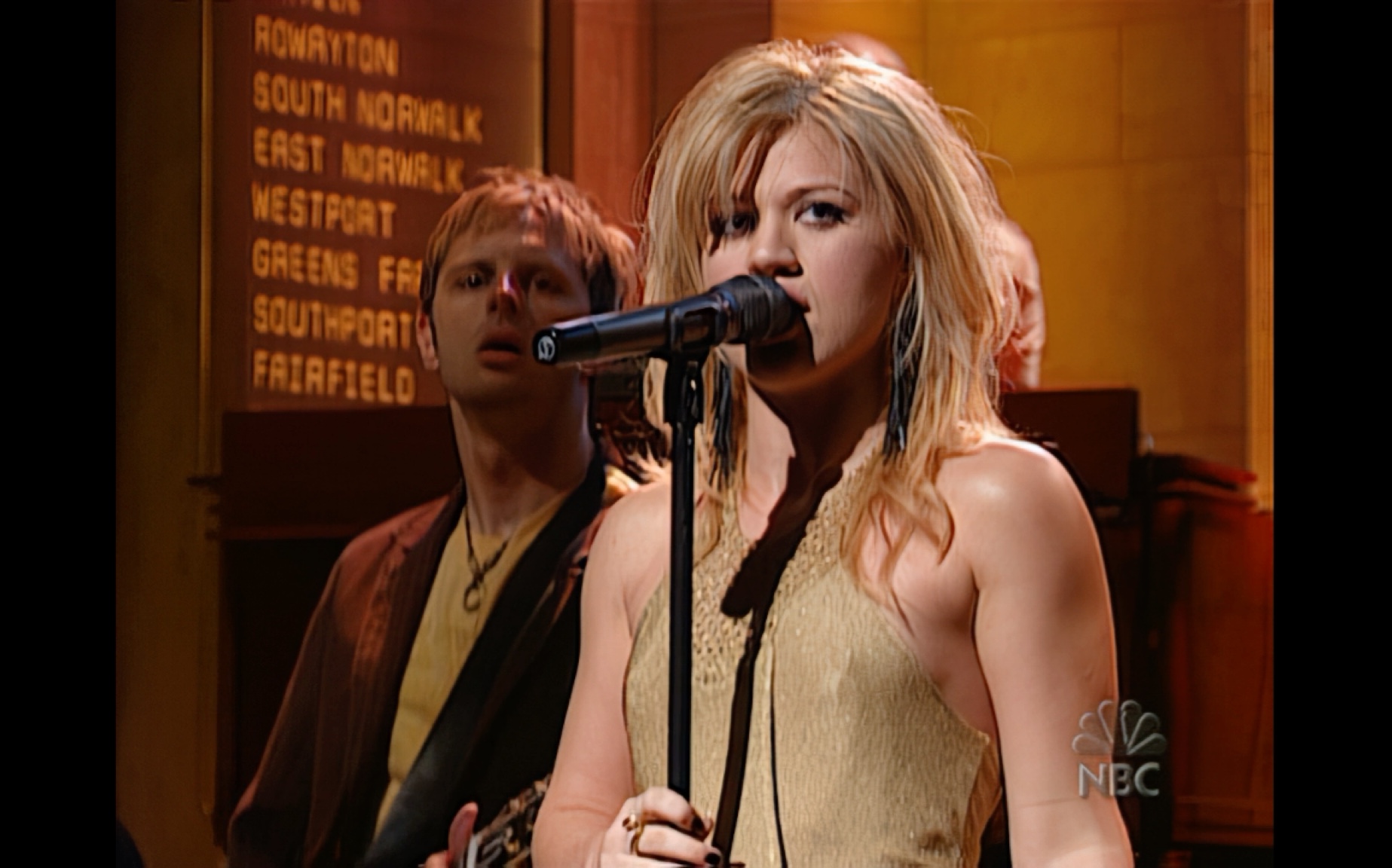 [图]【高清现场】Kelly Clarkson - Since U Been Gone Live at SNL 2005