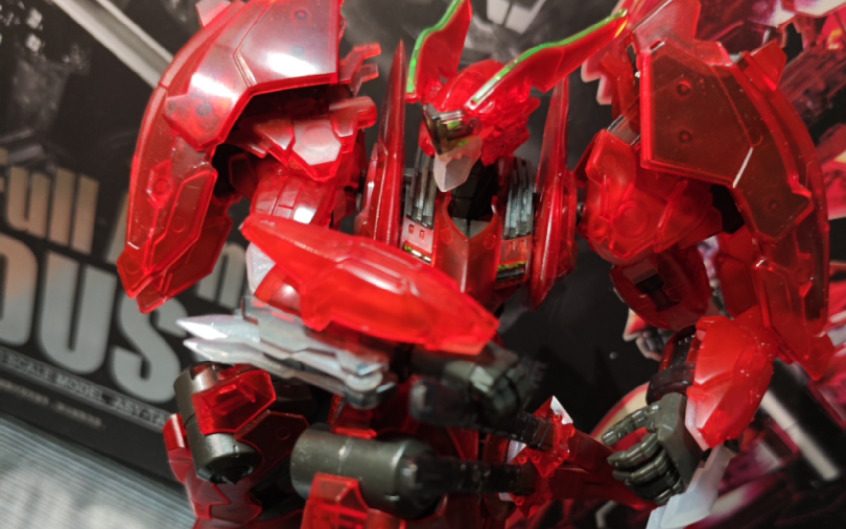 彩透红夜达萨可,很帅,但身上逆天关节太多,可动太拉,但是结合价格来说