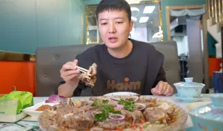 Video herunterladen: 新疆硬核早餐羊肉纳仁，羊排配皮带面浇上肉汤，一大盘肉比面多